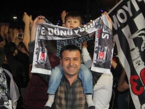 Beşiktaşlılar Galibiyeti Doyasıya Kutladı