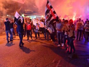 Beşiktaş’ın Şampiyonluğunu Yağmur Altında Kutladılar