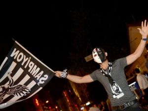 Beşiktaşlı Taraftarlar Şampiyonluğu Taksim’de Kutladı