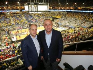 Bakan Kılıç, Fenerbahçe Erkek Basketbol Takımını Kutladı
