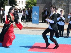 Gençler Ellerinde Dev Bayrak İle Yürüdüler