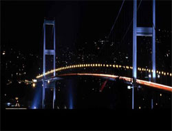 Üçüncü köprü için düğmeye basılıyor