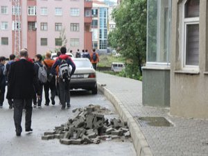 Hiç Yol Ortasında Balkon Olur mu? Rize'de Olur!