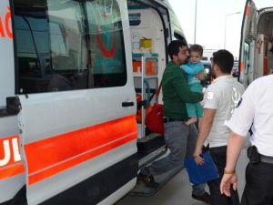 Minibüsün Çarptığı Anne Ve Kızı Yaralandı