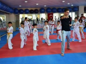 Genç Karateciler Olimpiyatlara Hazırlanıyor