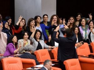 Hdp’li Kadın Vekillerden Zafer İşaretli Dokunulmazlık Pozu