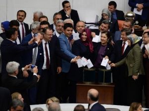 Davutoğlu Ve Ak Partili Vekillerin Fotoğrafını Chp’li Vekil Çekti