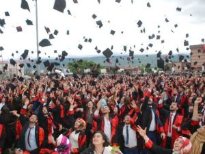Tokat’ta 6 Bin Üniversite Öğrencisinin Mezuniyet Sevinci