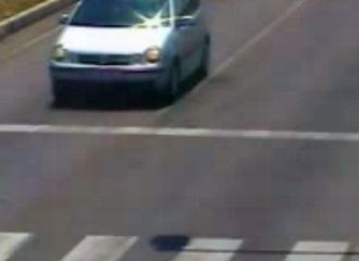 Otomobilin içinden fırladı!