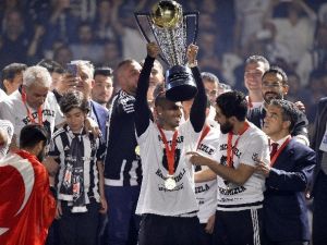 Şampiyon Beşiktaş Kupasını Kaldırdı
