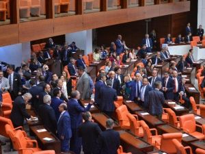 Chp Milletvekilleri Genel Kurul’u Terk Etti