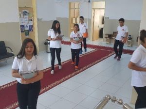 Öğrencilerin Ayaklarına Kırmızı Halı Seren Lise