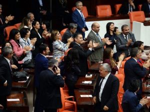 Hdp’li Vekillerden Dokunulmazlık Sonucuna Alkışlı Protesto