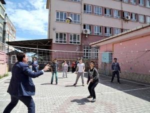 Başkan Tok, Öğrencilerle Voleybol Oynadı