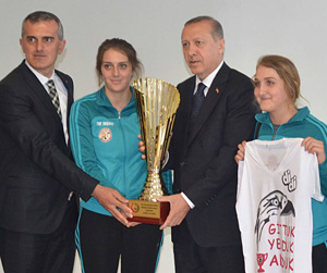 Rize'nin Süper Kupası Cumhurbaşkanı Erdoğan'ın Ellerinde