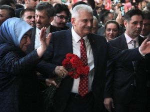 Binali Yıldırım Salona Giriş Yaptı
