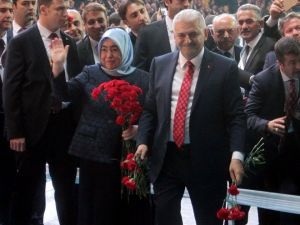 Ak Parti’nin Genel Başkan Adayı Yıldırım, Kongre Salonu’nda Partilileri Selamladı