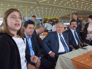 Küçük Kız Söyledi, Vali Hayranlıkla Dinledi