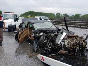 Tem’de Otomobil Bariyerlere Çarptı, 4 Kişi Ölümden Döndü