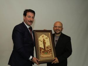 Tarihçi Uğurluel: "Allah Rızası İçin Yapılan Eserleri Bara, Pavyona Çeviriyoruz"