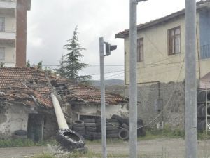 Tır’ın Çarptığı Direk Evin Üzerine Devrildi