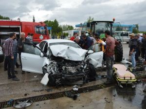 Tokat’ta Traktörle Otomobil Çarpıştı: 3 Yaralı