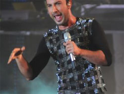 Tarkan Trabzon'da konseri yarıda kesti