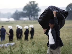 Yunan Polisinden Makedonya Sınırındaki Mültecilere Tahliye Operasyonu