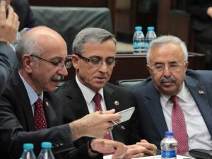 Milletvekilleri Yeni Kabineyi Cep Telefonlarından Takip Etti