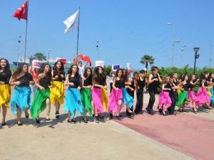 Öğrencilerin Dansı İlgi Çekti