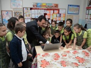 Dündar’dan Miniklere Bilgisayar Sürprizi