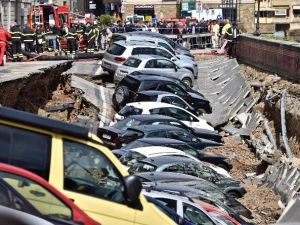 İtalya’da Yol Çöktü, 20 Araç İçine Düştü