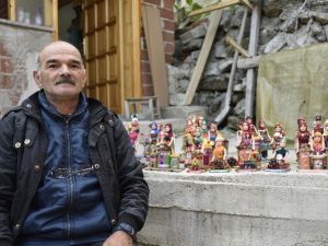Boş Zamanlarını Oyuncak Bebek Yaparak Geçiriyor