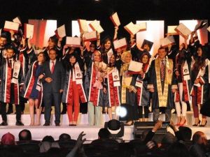 Turgut Özal Üniversitesi 18’inci Dönem Sağlık Mezunlarını Verdi