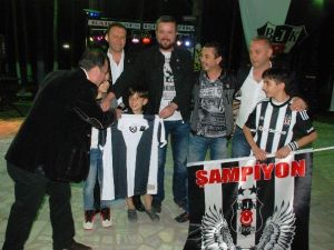 Beşiktaşlılar Şampiyonluk Gecesi Gelirini Lösemi Hastası Çocuğa Bağışladı