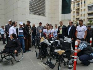 Engellilere Tekerlekli Sandalye Ve Akülü Araba