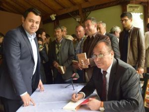’Akif’in Işığında Asım Olmak’ İçin İmza Töreni