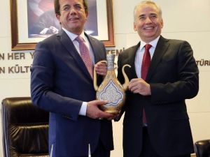 Ekonomi Bakanı Zeybekci, Denizli Büyükşehir Belediyesini Ziyaret Etti
