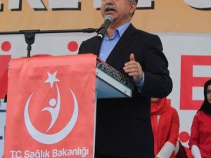 Milli Eğitim Bakanı Yılmaz Bisiklet Dağıttı