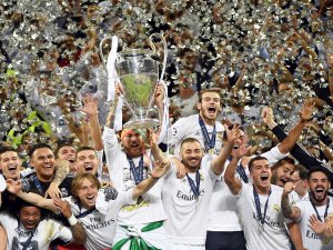 Real Madrid Devler Ligi Kupasını Kaldırdı