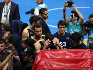 Abdi İpekçi’de Taraftarlar Olayları Nedeniyle Fener Ve Hakemler Soyunma Odasına Girdi