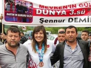 Dünya 3.’sü Milli Sporcuya Davullu Zurnalı Karşılama