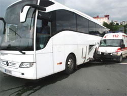 Rize'de Ambulansla Yolcu Otobüsü Çarpıştı