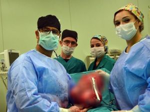 Karın Şişliğinden Gitti, Rahminde 4.5 Kilo Ur Çıktı