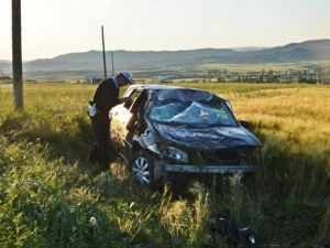 Çorum’da Otomobil Tarlaya Uçtu : 2 Yaralı