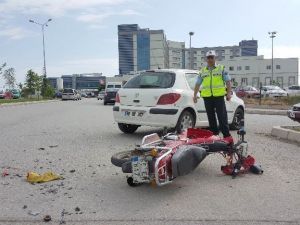 Motosiklet Otomobile Çarptı: 1 Yaralı