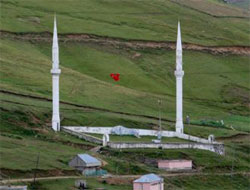 Bin 800 metrede duvarsız cami