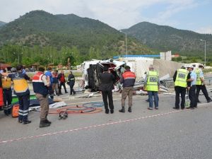 Saman Yüklü Tır Devrildi: 2 Ölü