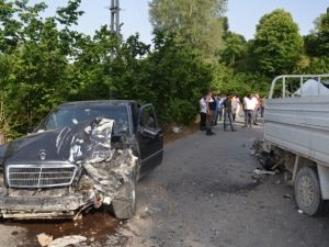 Otomobiller Kafa Kafaya Çarpıştı: 4 Yaralı