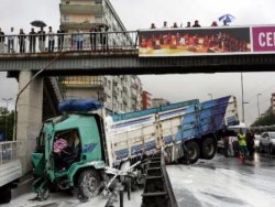 Rize Plakalı Kamyon Kaza Yaptı